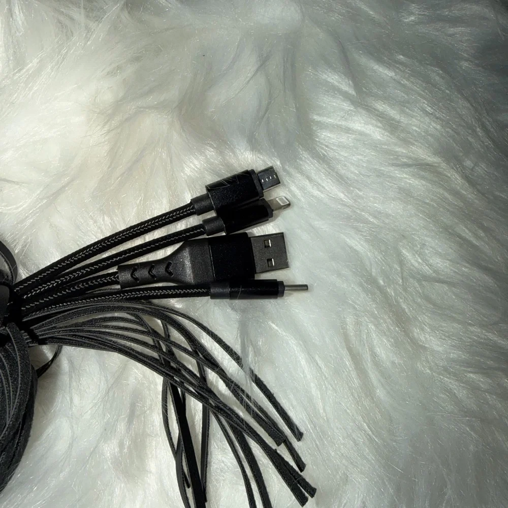 Bolsetta Universal Charging Tassels for Apple & Android - Black